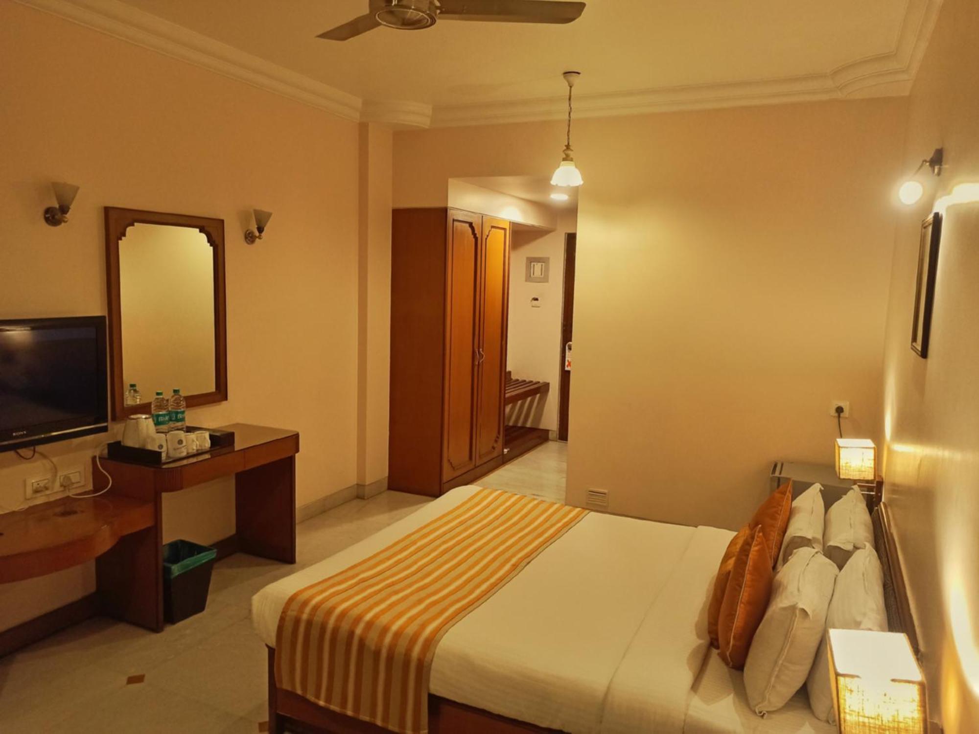 Kailash Parbat Hotel Лонавала Экстерьер фото
