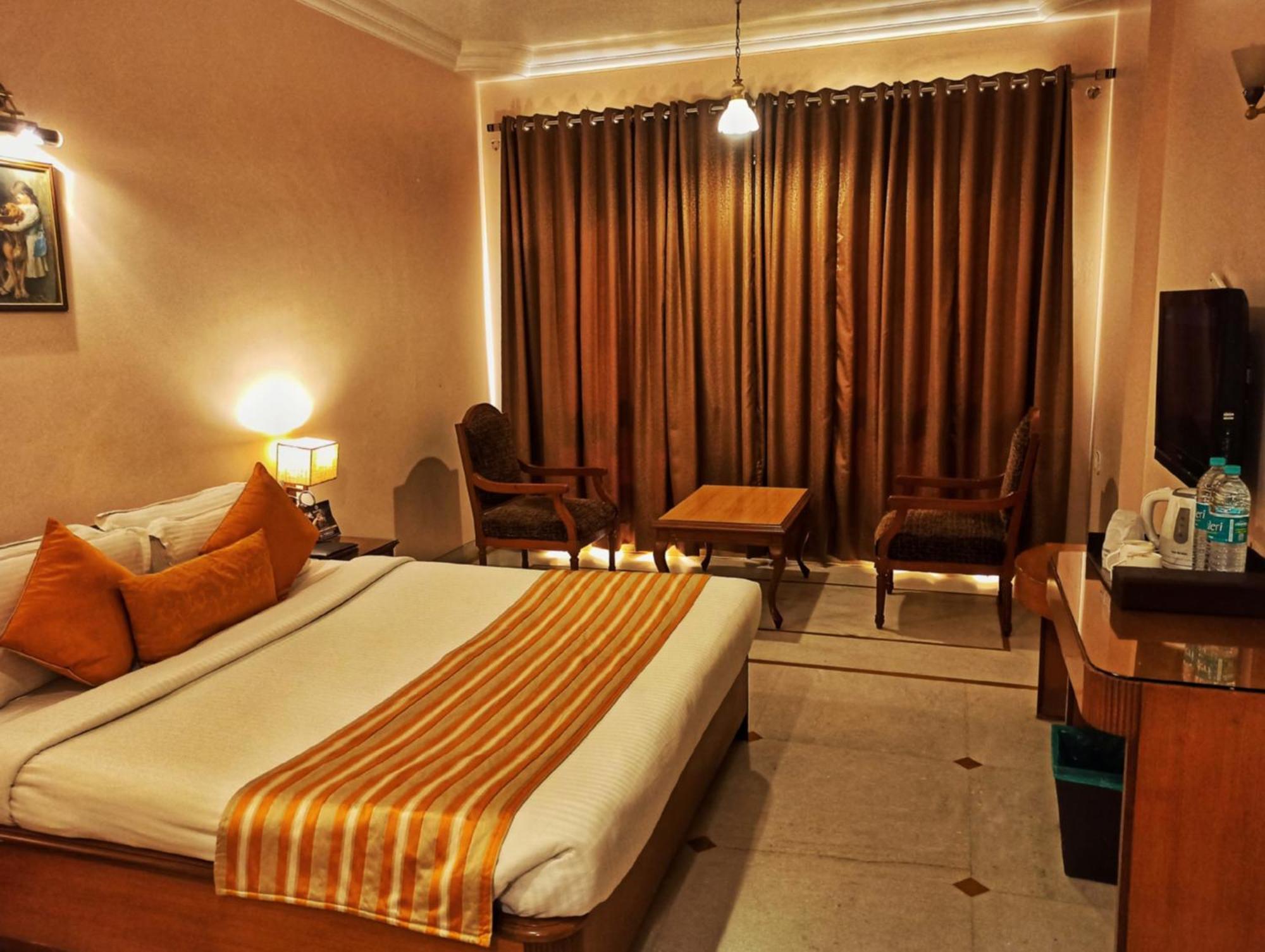 Kailash Parbat Hotel Лонавала Экстерьер фото