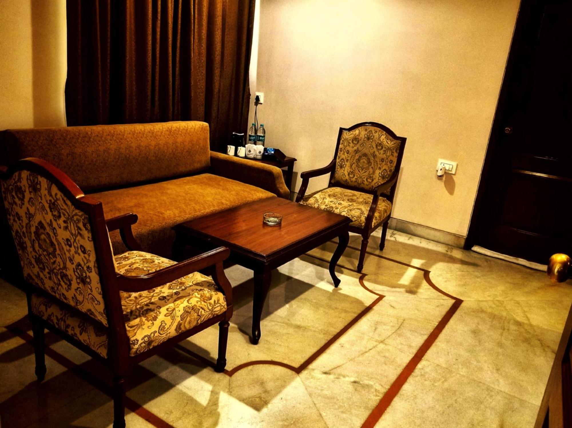 Kailash Parbat Hotel Лонавала Экстерьер фото